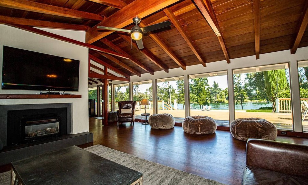 Cascade House | Riverside Holiday Home Sleeps 10