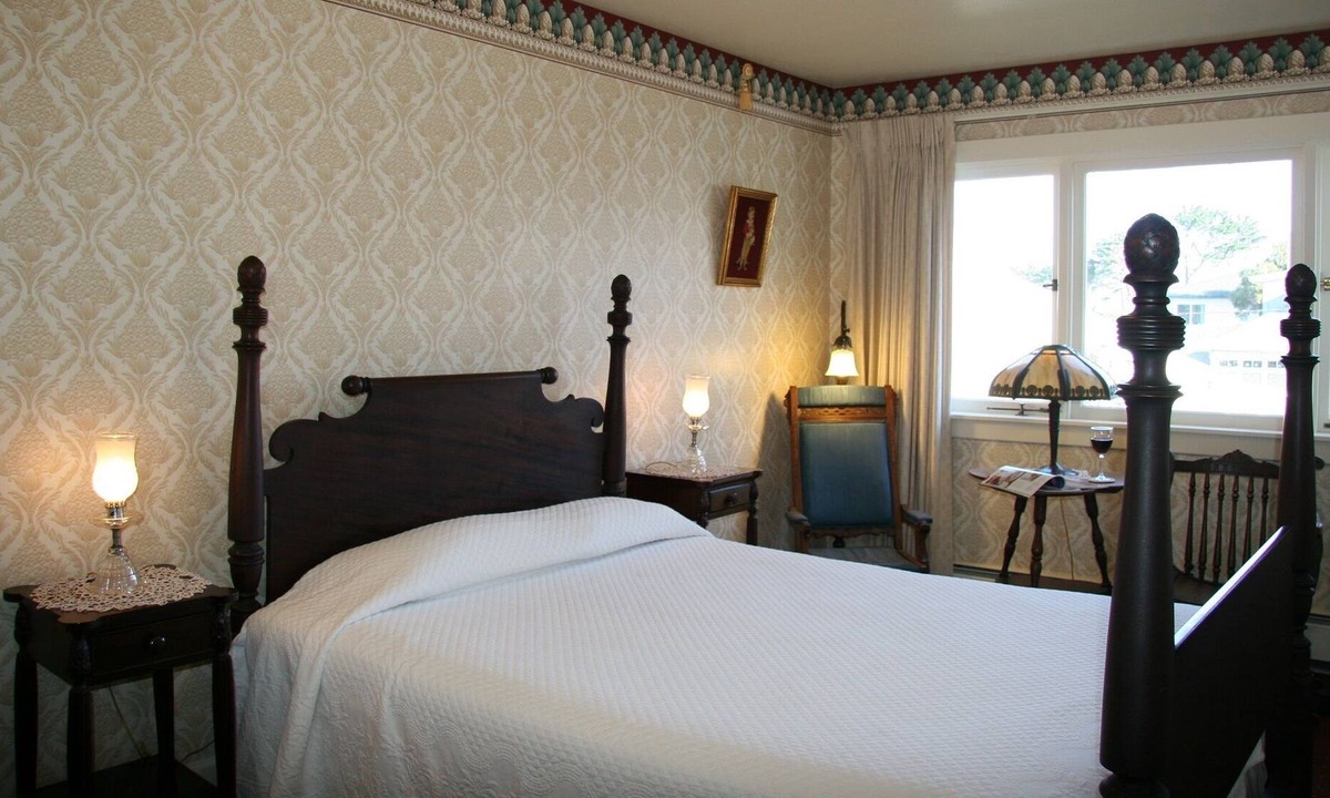 Pacific Grove Cabin | Rooftop view/1890Boston 5pc Mahogany pineapple QUEENBED, dresser/clawfoot tub