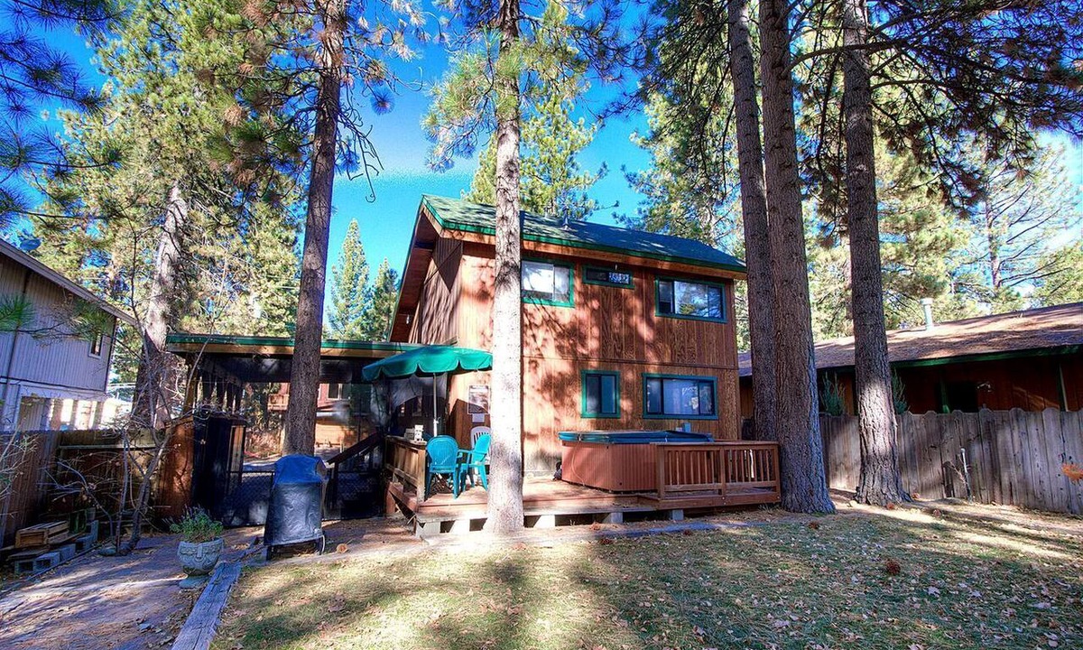 Al Tahoe Cabin | Rustic Pet-Friendly Cabin with Hot-Tub Ideal For Skiing and Enjoying the South Lake Tahoe Landscape in California