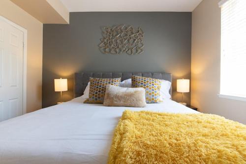 Valencia Apartment | Saints 2BDRM King Suite Deluxe Living Cali