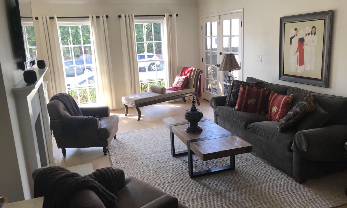 Wilshire Montana Condo | SaMo just blocks from the Pacific Ocean!