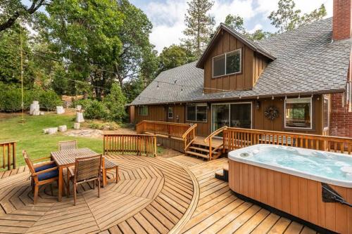 Springville House | Sequoia Retreat- Spacious Cabin, Hot tub, & Sundeck