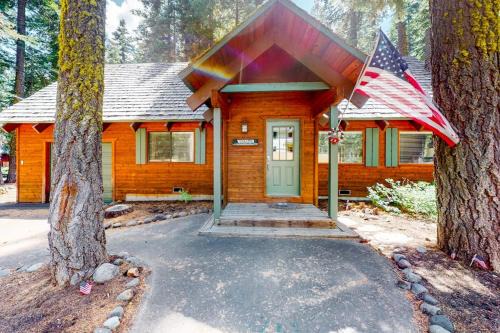 Tahoe Pines House | Serene cabin with expansive deck grill fireplace - near skiing - walk to beach