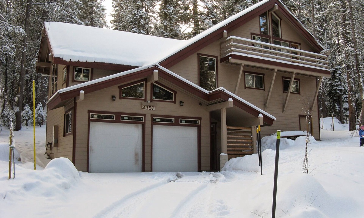 Serene Lakes House | Serene Lakes Home with hot tub, pool table, ping pong and arcade table.