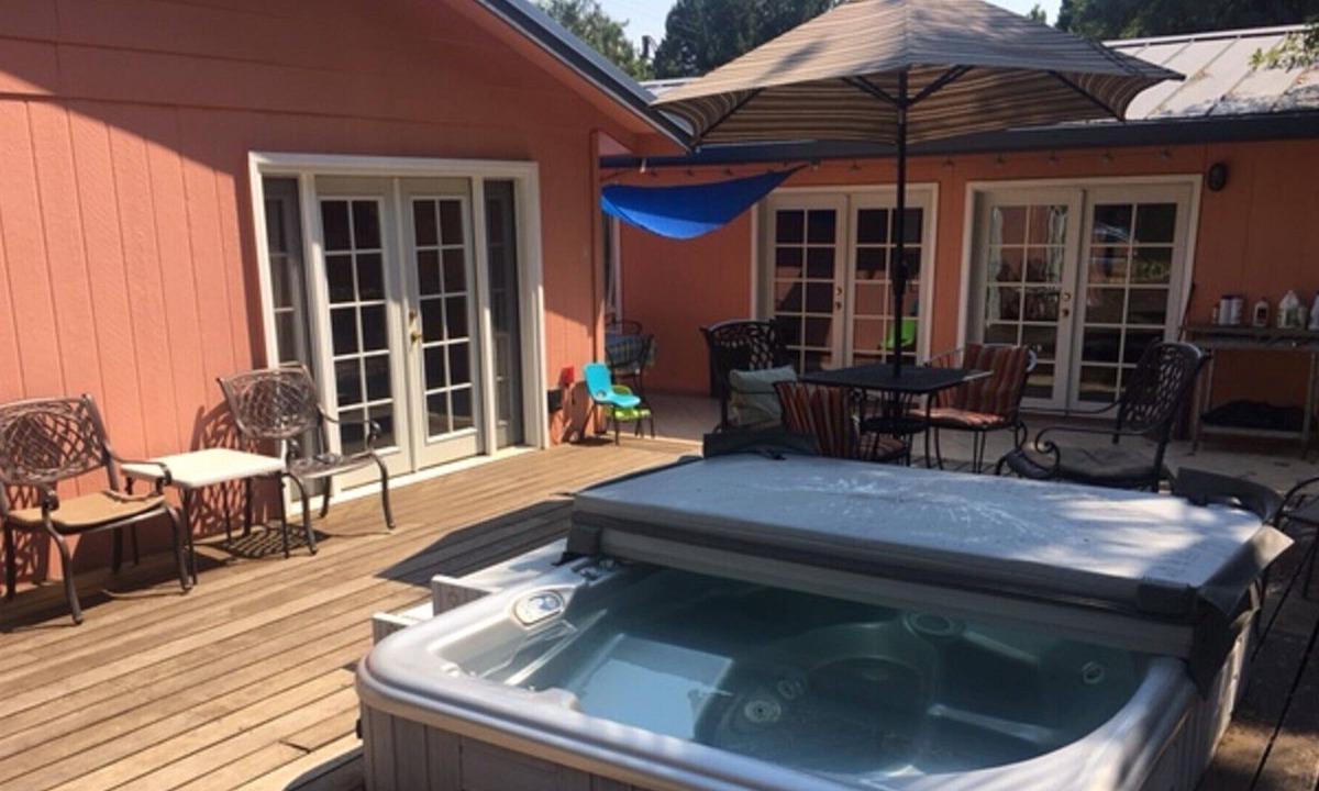 Lakehead-Lakeshore House | Shasta Lake Sun House Lodge: Last minute reservations welcome!!!