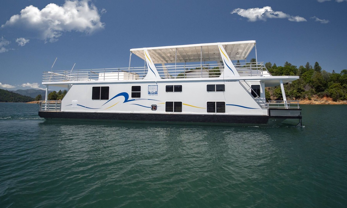 Lakehead Boat Rental | Shasta Marina at Packers Bay's Sumerset Houseboat.