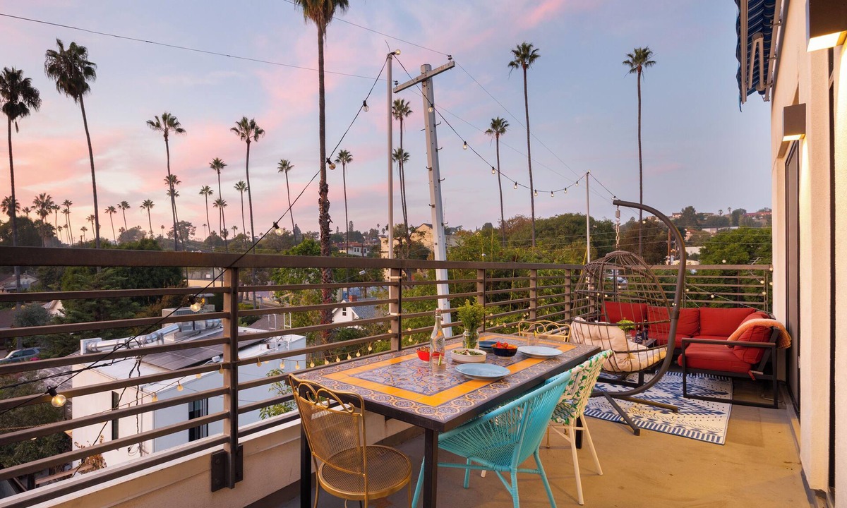 Silver Lake House | Silverlake Sunset Treehouse Art-Filled Escape w/Jacuzzi + Sauna | AvantStay