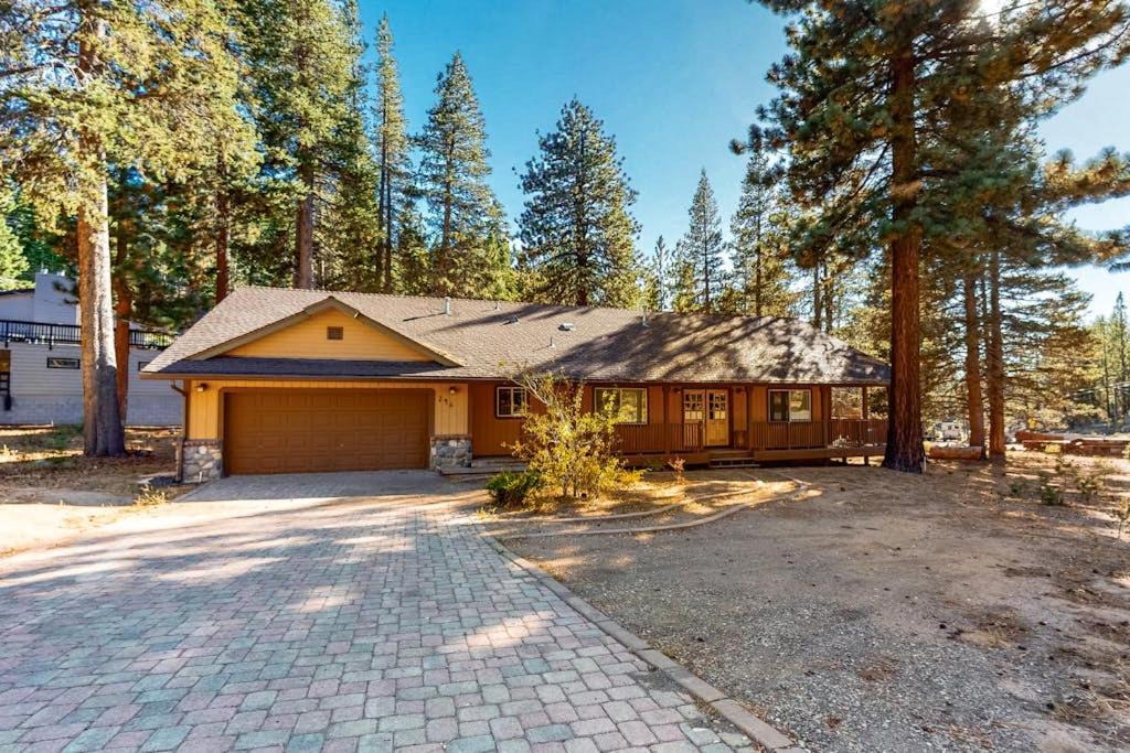 Upper Kingsbury House | Single-level home with fireplace deck grill & washer&dryer sleeps 10