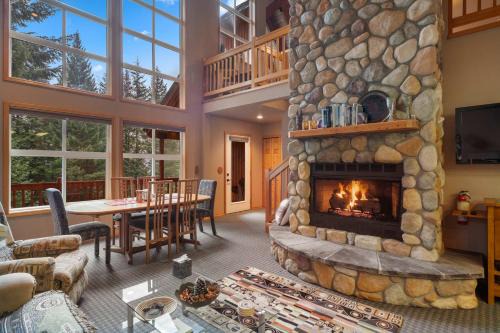 Hyak House | Ski Cabin 3br Hyak Fire Place 5 mins to Hill