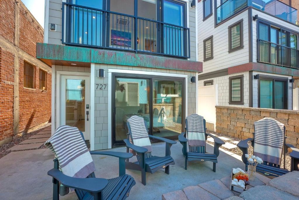 Mission Beach House | Sleeps 20 Walk to Beach 2 Side-by-Side Homes