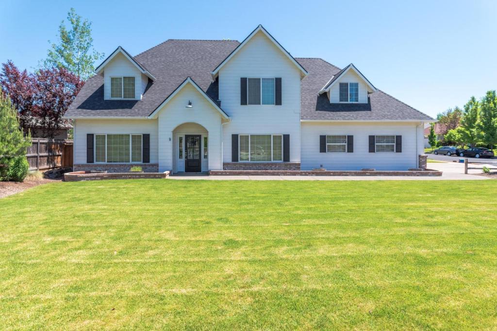 Larkspur House | Soft Tail
