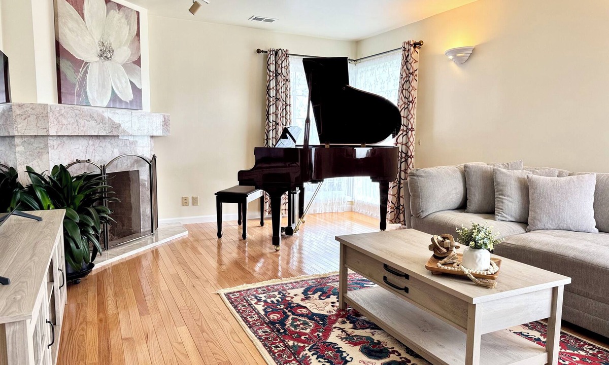 Broadmoor House | Spacious 1100 Sqft 2B1B House Near SF Driveway Parking+EV Charger+Grand Piano
