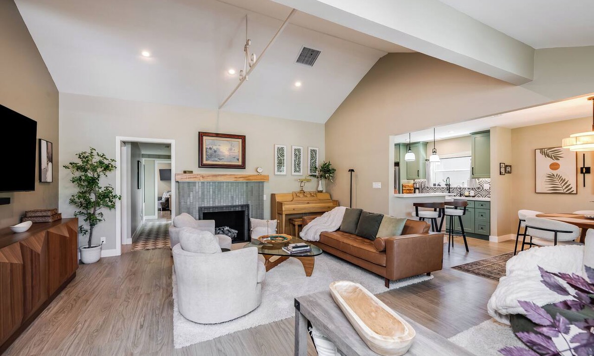Studio City House | Spacious 3BR/3BA Modern Home, Firepit, Private Yard Studio City/Universal Close