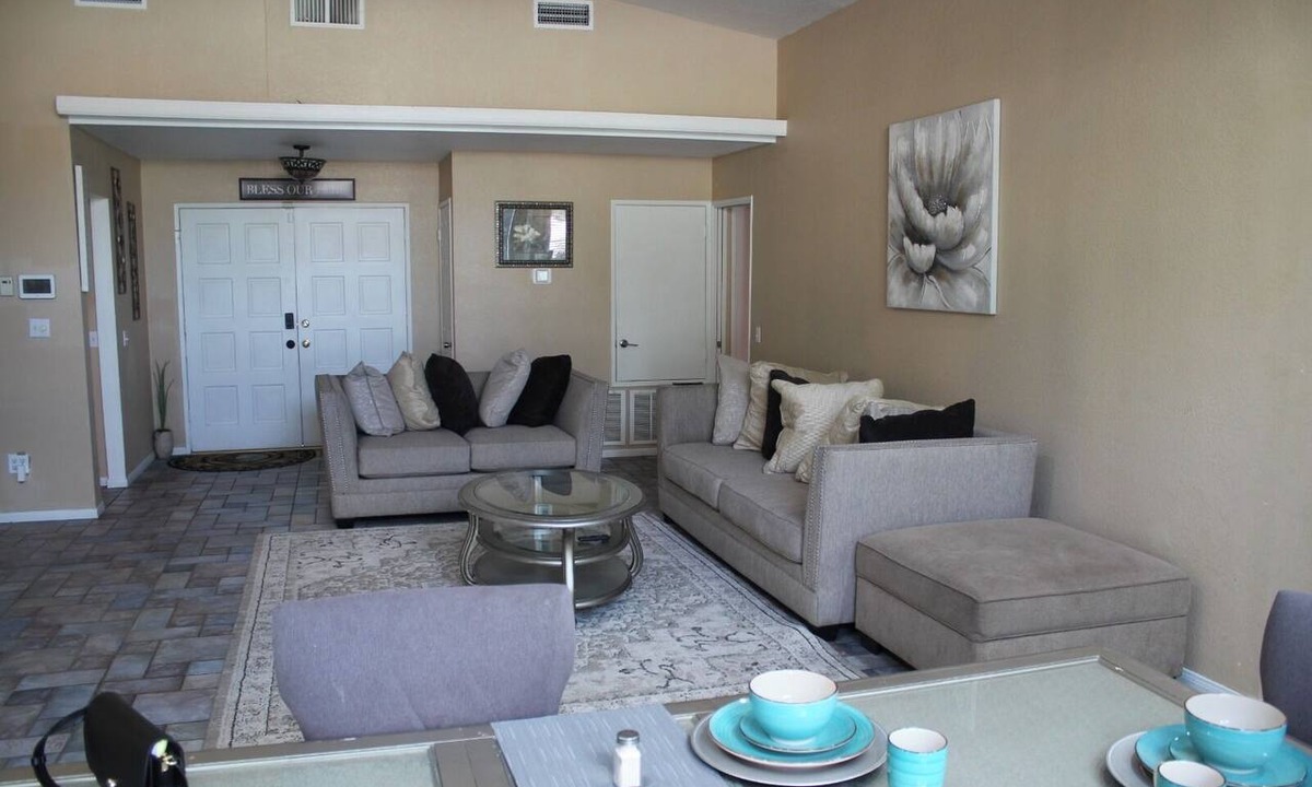 Lancaster House | Spacious 4-bedroom pool house in fabulous Lancaster with AC