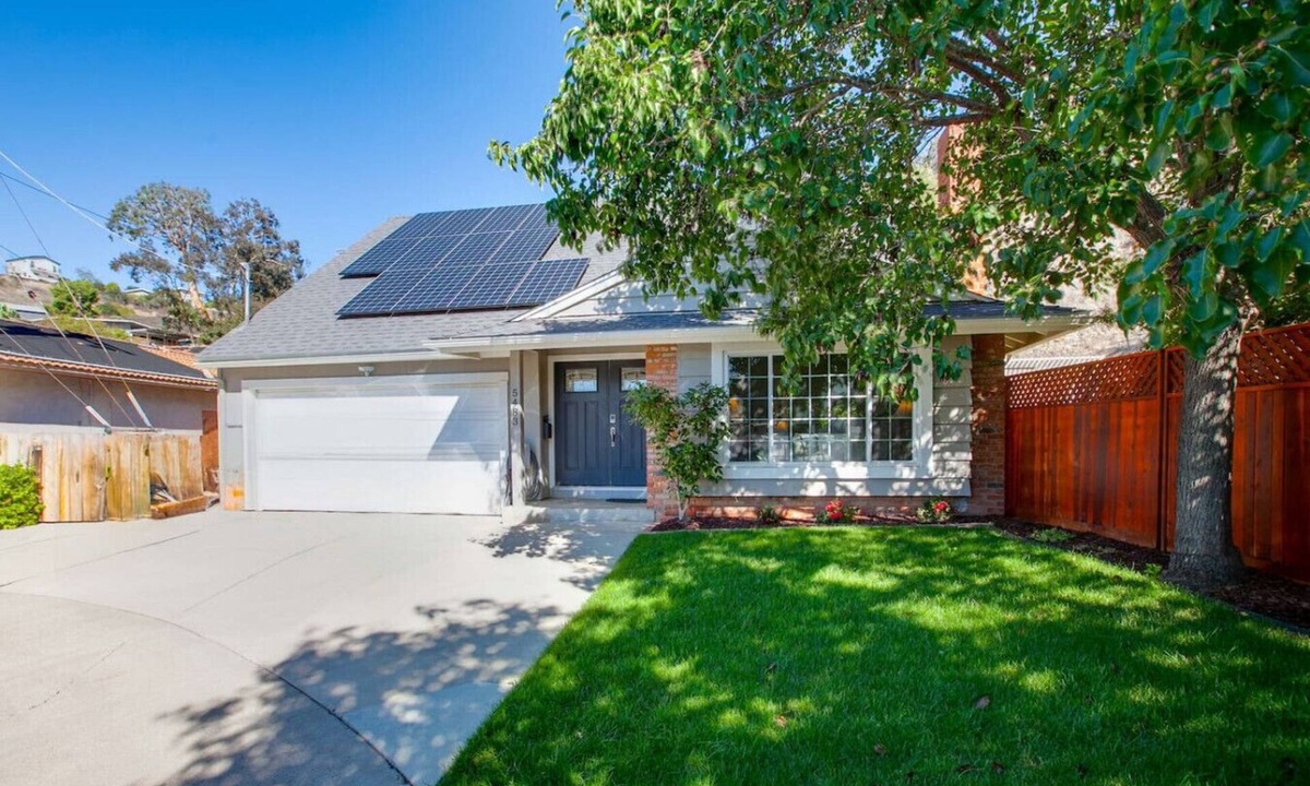 College West House | Spacious 4BR w/Large Yard | Pool Table |CentralSD