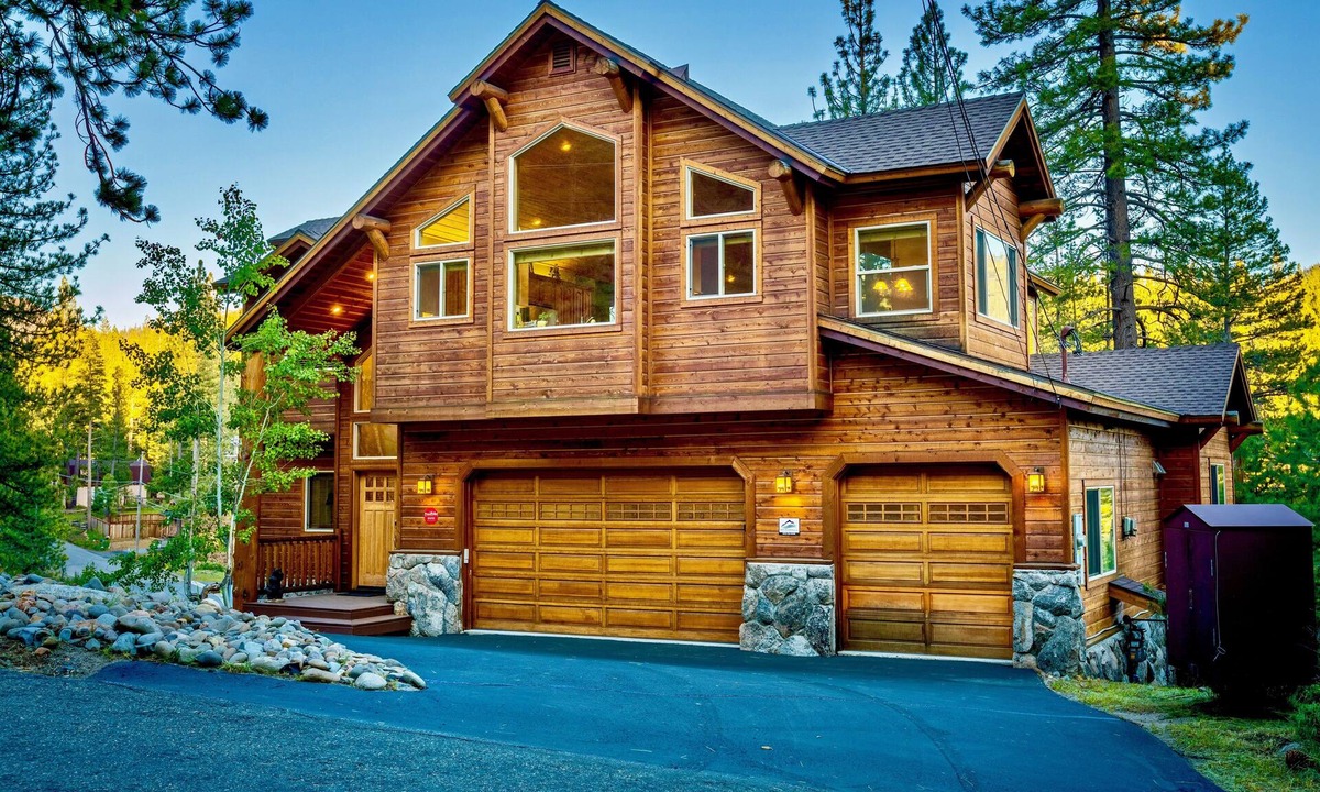 Country Club Estates House | Spacious 5 Bedroom, 3400 Sq ft Home with Dual King Bedroom Suites, Private