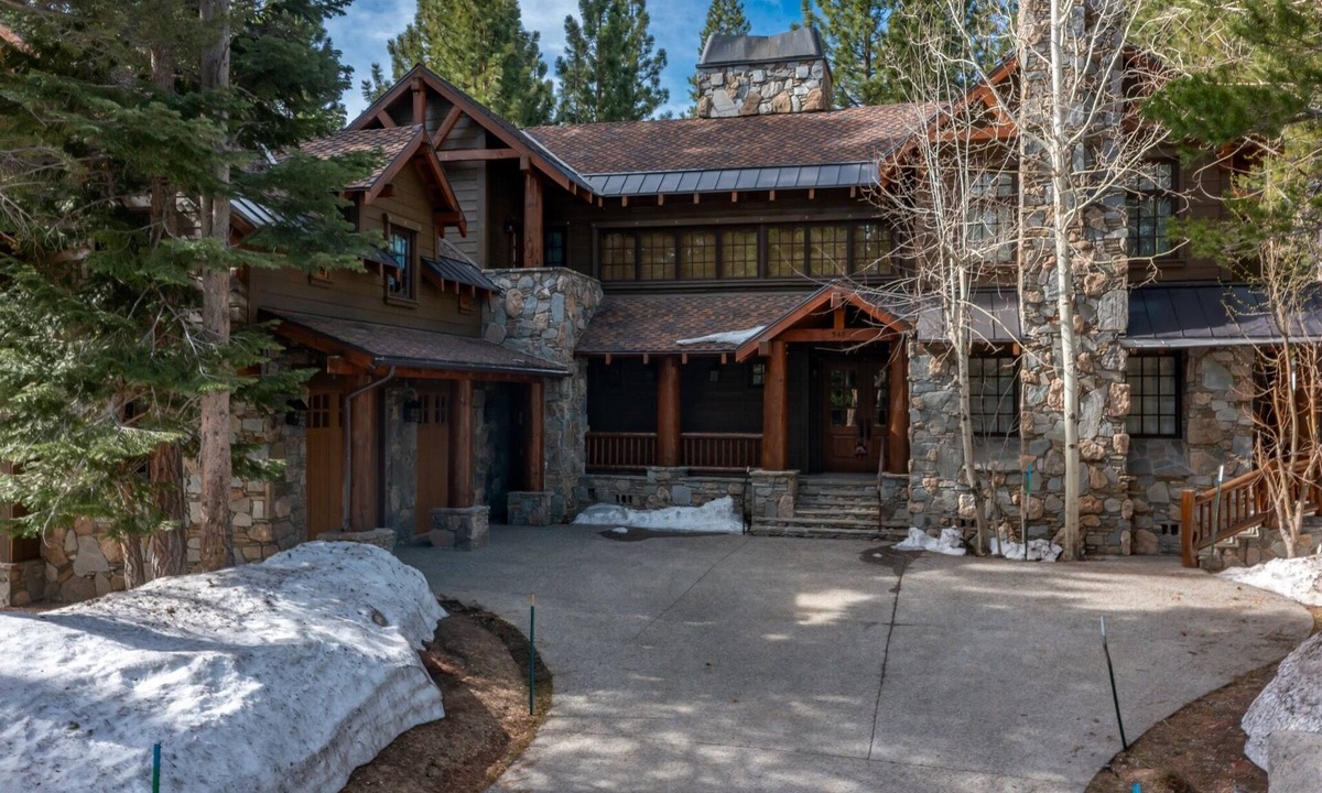 Mammoth Lakes House | Spacious 5-bedroom 5 1/2 - Bath Home on Starwood Golf Course - 13th Fairway