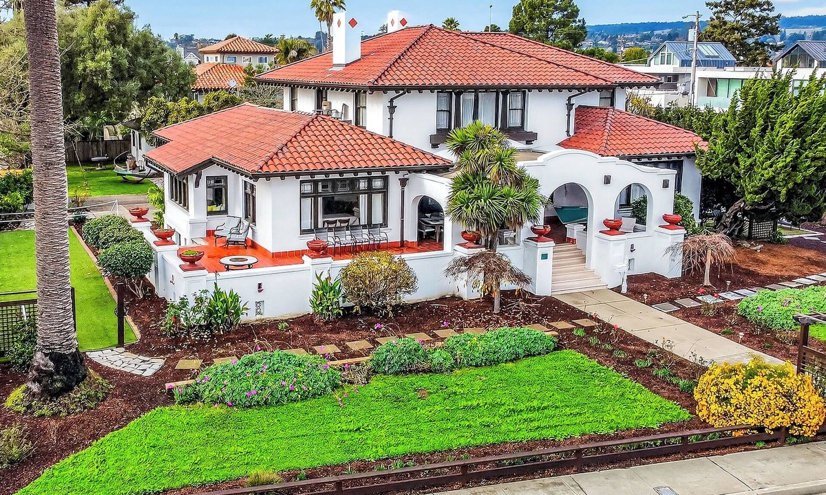 Westside Santa Cruz House | Spacious 8-bedroom house in charming Santa Cruz on West Cliff