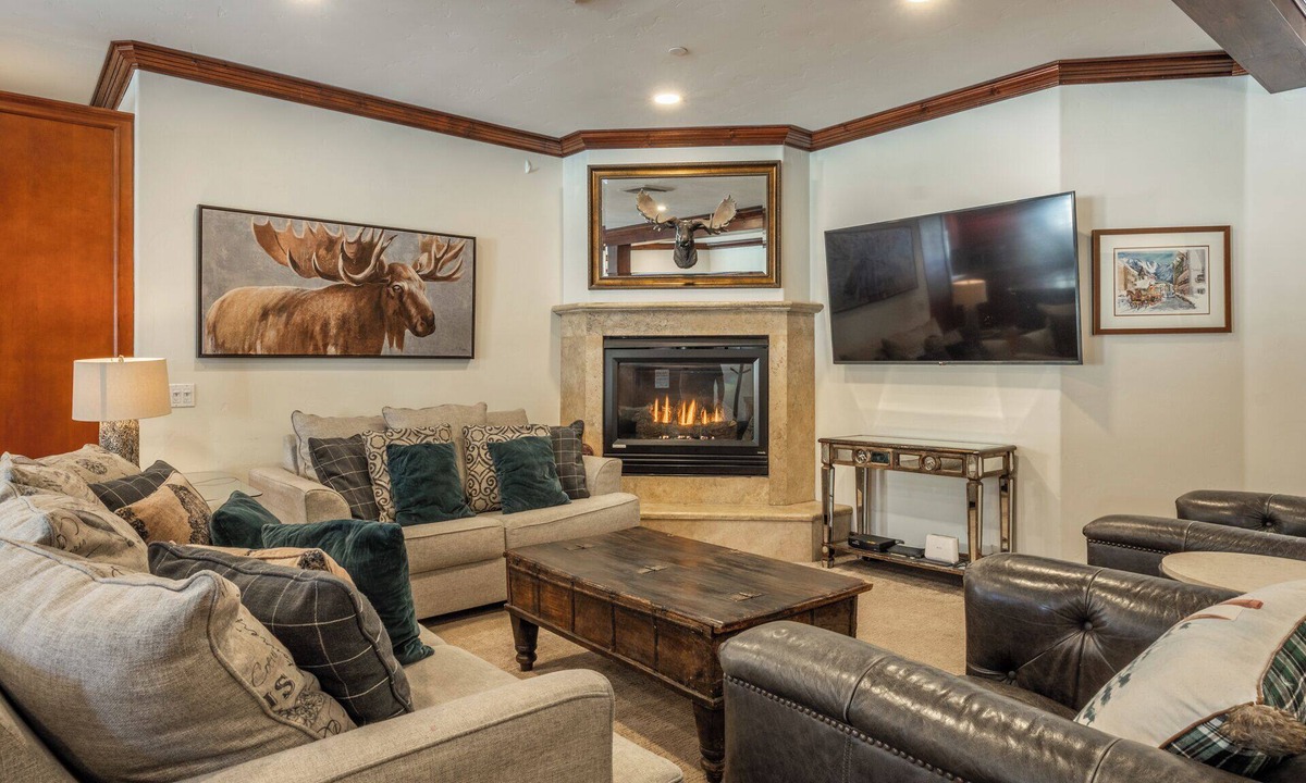 Mammoth Lakes Condo | Spacious Canyon Lodge Home | Mammoth Moose w/Hot Tub & Garage