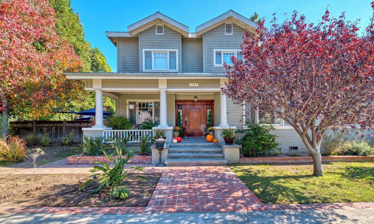 Mid City House | Spacious estate in gated area, tons of amenities, convenient mid city location.