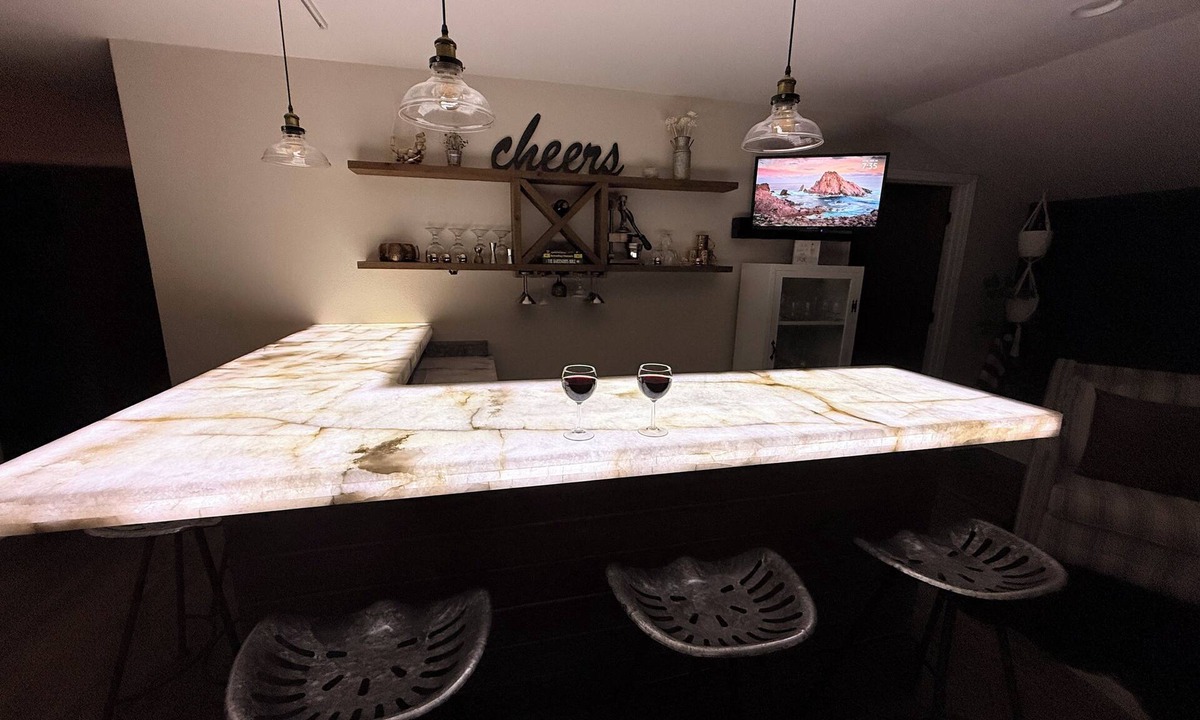 Redding House | Spacious Farmhouse/hot tub/game room/Mt. views/fire pit/fishing ponds