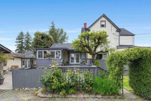 North End House | Spacious Retreat with guest house, game room, parking in N Tacoma