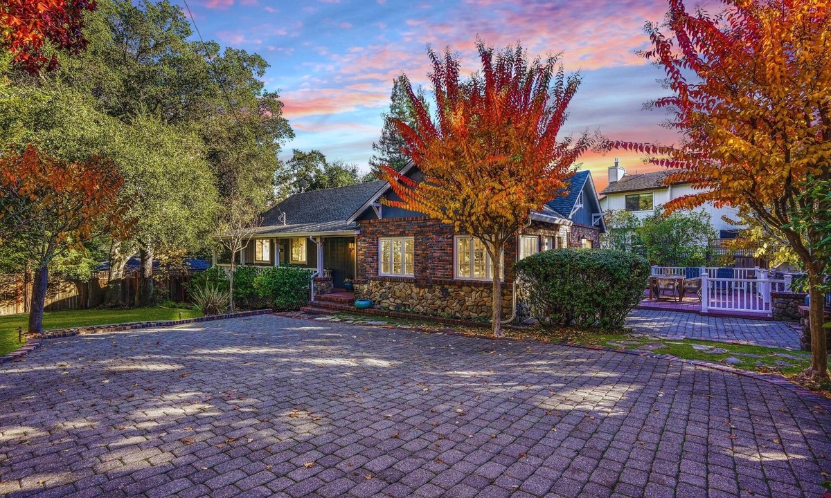Glen Ellen Cottage | Stay in Glen Ellen in the heart of Sonoma best wineries.