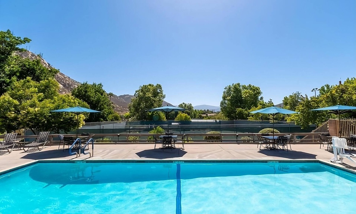 San Diego Country Estates Hotel | Stay in the Heart of Ramona! Full Kitchen, Free Parking & Pool!