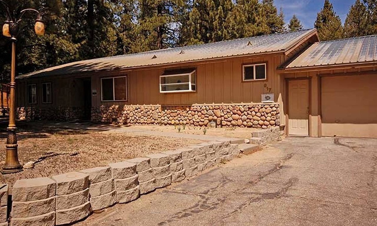 Tahoe Island Boat Rental | Stunning Cozy Cottage with Hot-tub in South Lake Tahoe, California