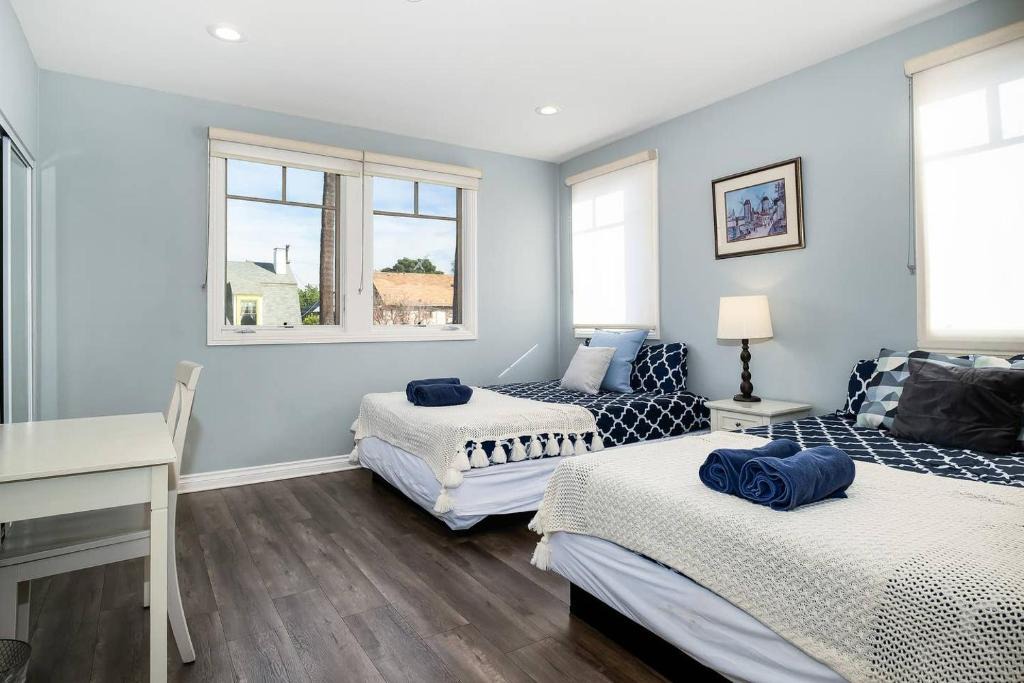Mid City House | Stylish 4 BR house near Korea Town (Central LA)