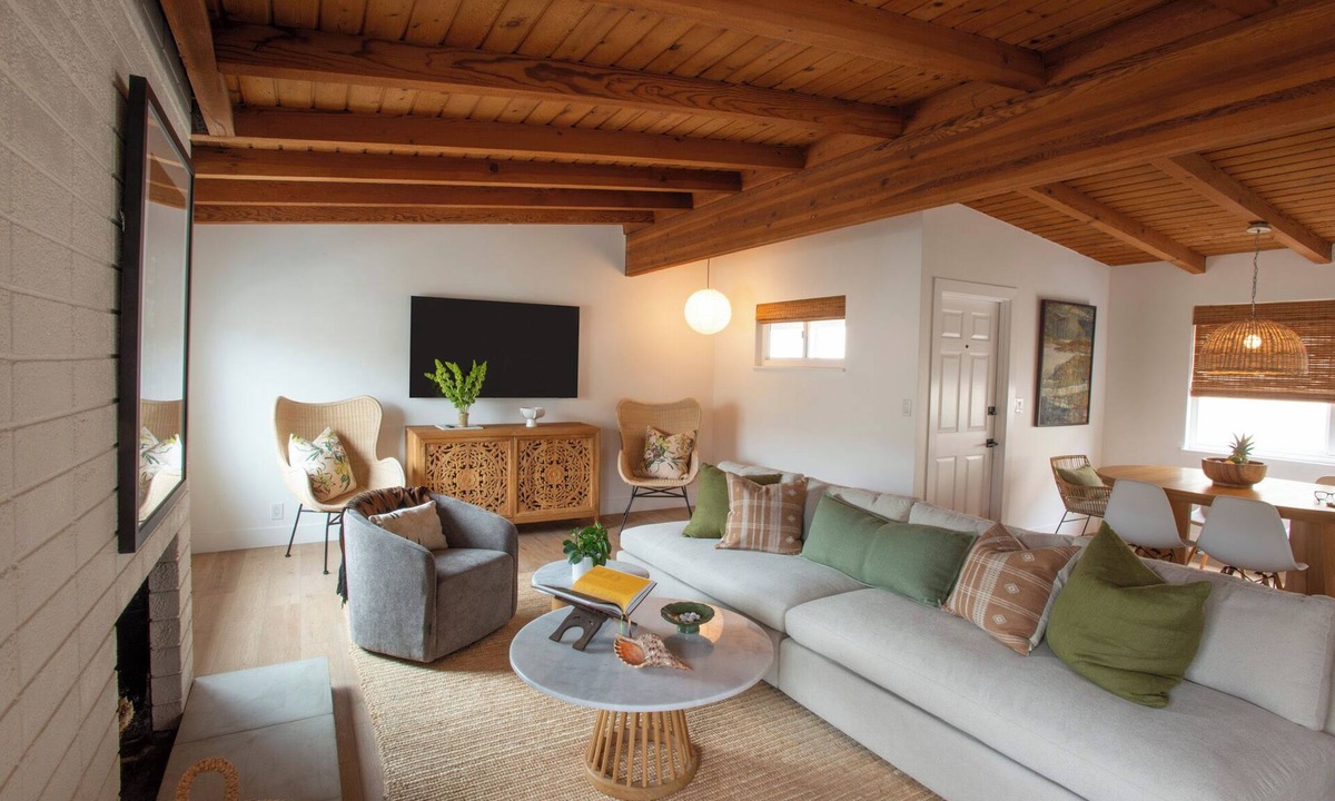 Santa Ana Heights House | Stylish and comfortable modern beach home. Perfect location just steps to sand