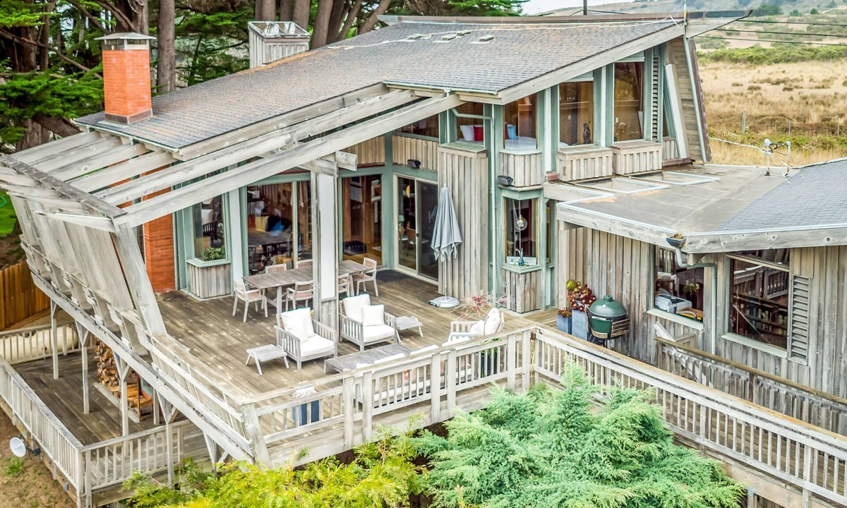 Elk House | Stylish Oceanfront Home with Stunning Bluff Views, Deck & Veranda - Near Beaches