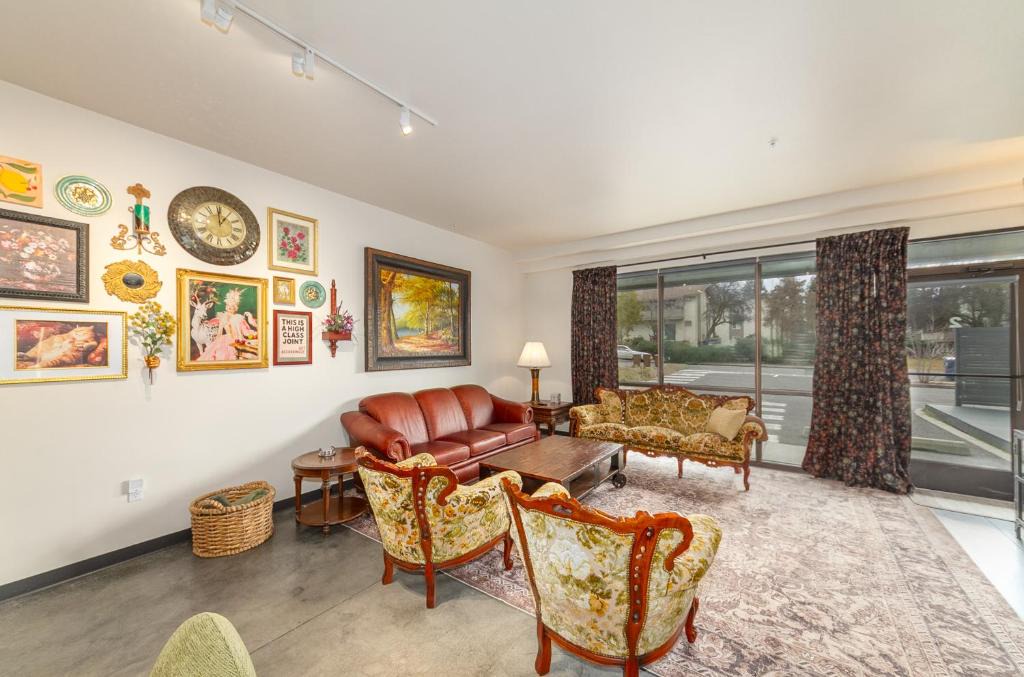 Lincoln Heights Apartment | Stylish South Hill Retreat Queen Bed and Sofa Sleeper Full Kitchen Free Parking