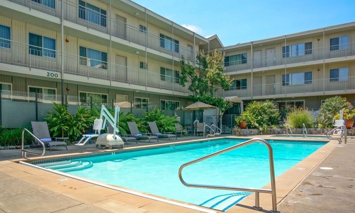 Corte Madera Hotel | Stylish Suite Near Trader Joe’s | Courtyard | Parking | Onsite Pool | BBQ Area