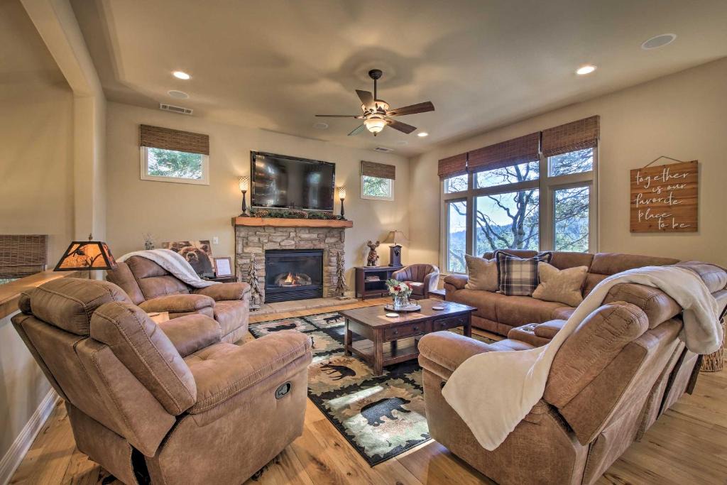 Twin Peaks House | ‘Sugar Bear Lodge’ w/Game Room - 5 Mi to Village!