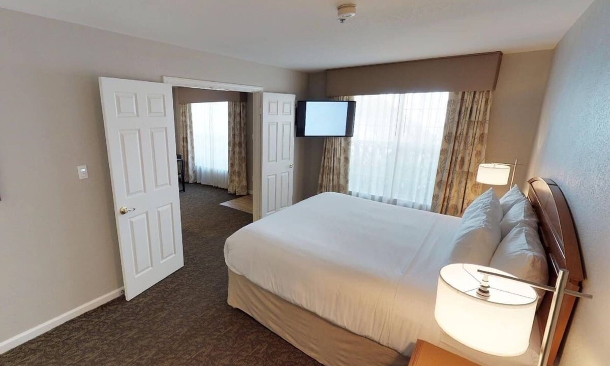 Brea Hotel | Suite w/Kitchenette near Brea Mall - 3.3 mi | Free Hot Breakfast & Outdoor Pool