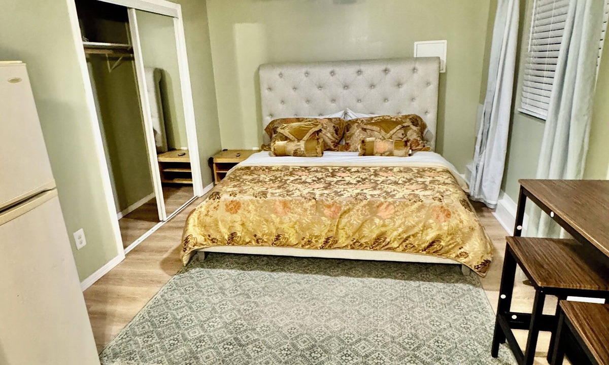 South Redlands House | Suite with kitchen and private entrance