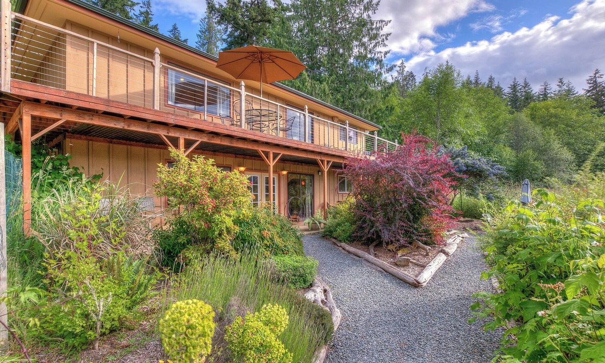 Eastsound House | SUMMER SALE! Cedar Field House on 2 Acres - horseshoes, Volleyball, Fire pit