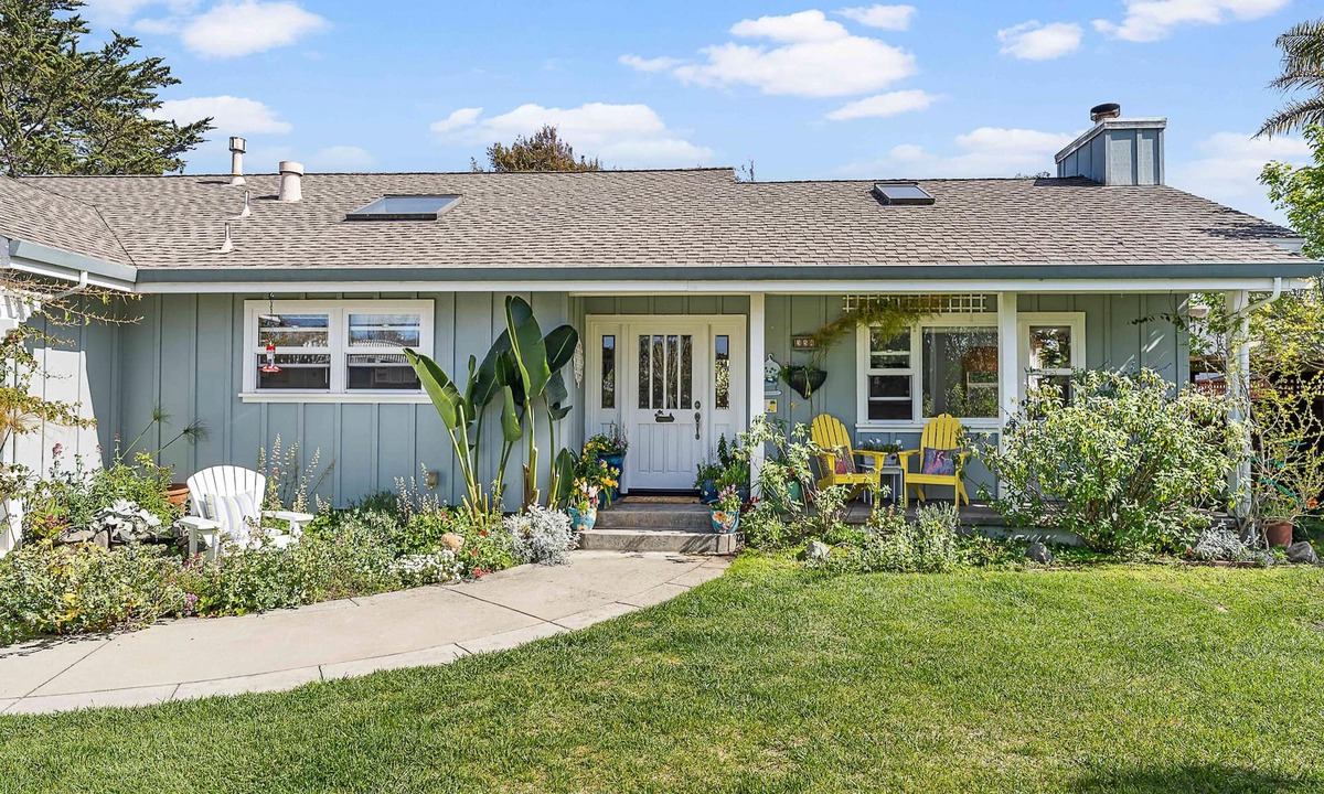 Opal Cliffs House | SUMMERTIME FUN @ 26TH AVE BEACH HOUSE HOT TUB, GARDEN, FAMILY FRIENDLY