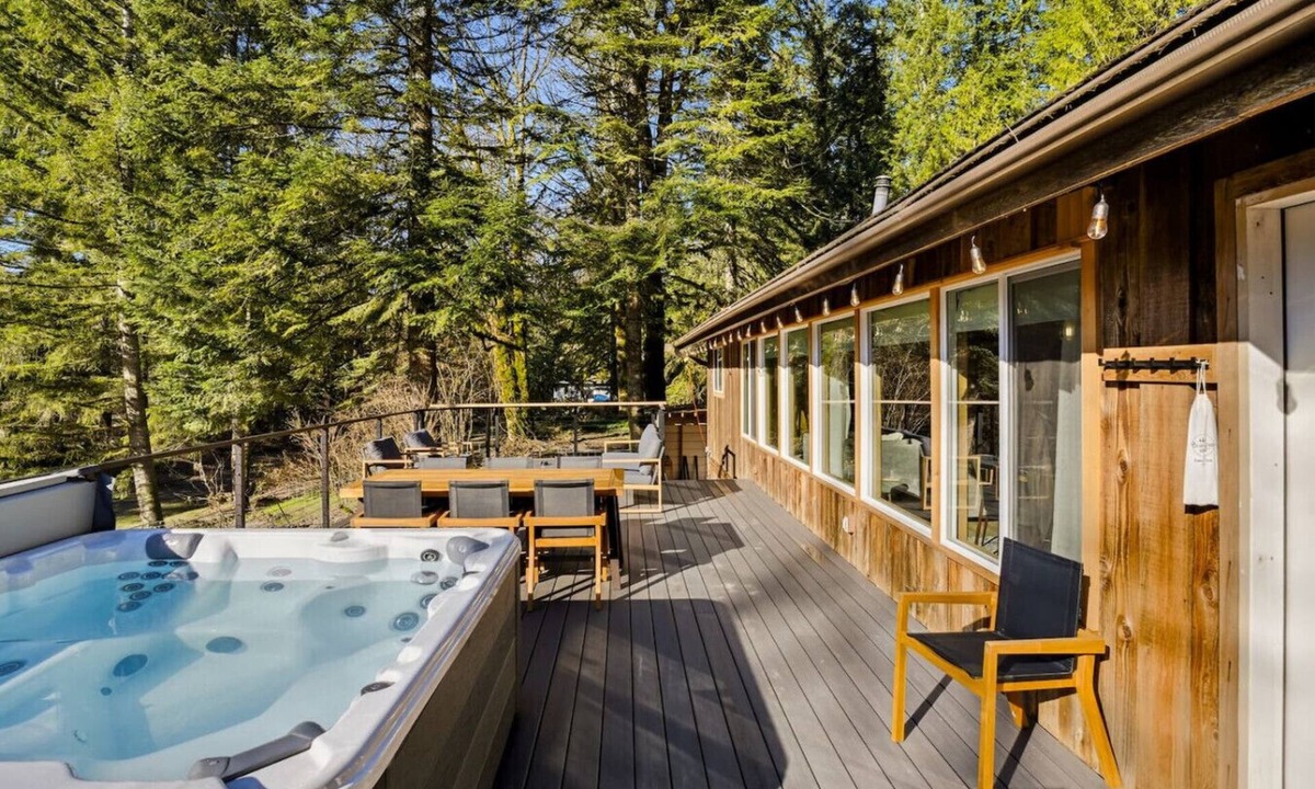 Concrete House | Sunny Retreat River Cabin -Fishing/HotTub/Sauna/EV