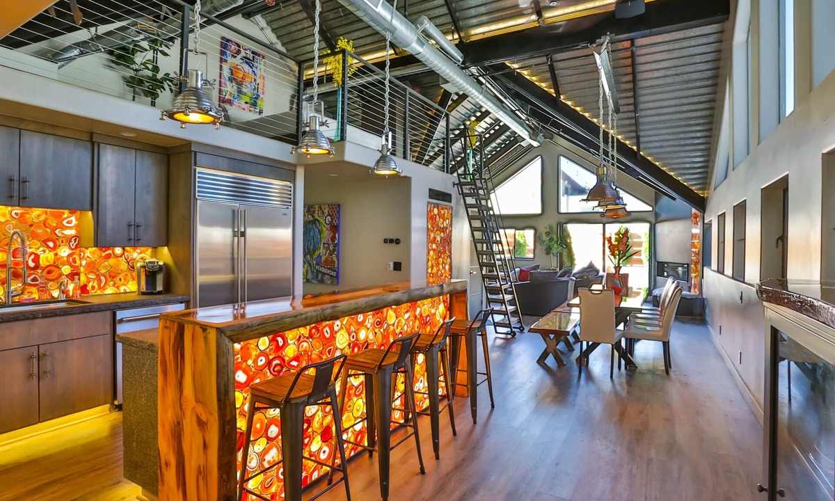Stateline Villa | "THE" Condo/16p+/5 min to lake/Private Rooftop/Stunning Views/VIP location