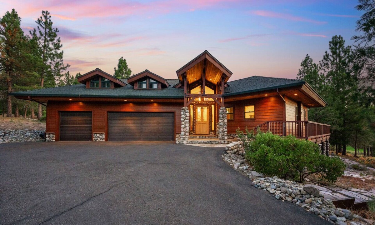 Gold Mountain House | The Luxe Lodge Private Hot Tub Golf Couples Pets Families Games Fire Pit Views