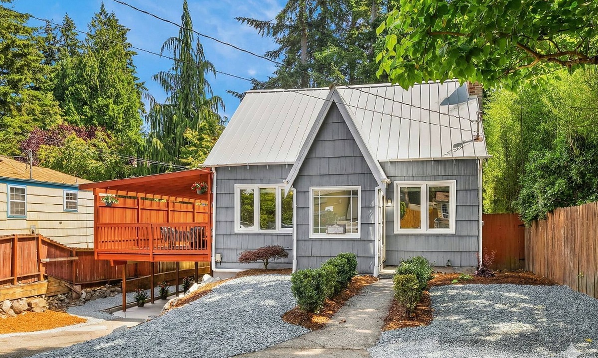 Haller Lake House | ​The Seattle Scenes House: 5-Suite Boutique Home near Light Rail