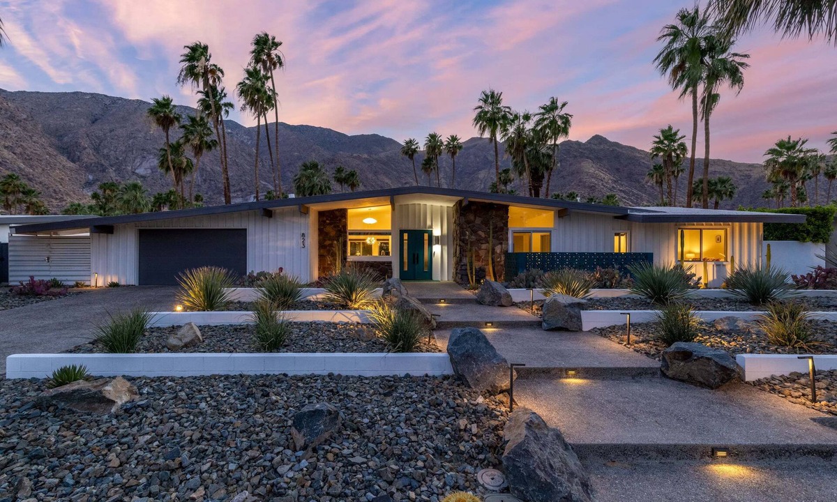 Vista Las Palmas House | The Topaz Gem: A Mid-Century Modern Palm Springs Retreat with Private Pool & Spa