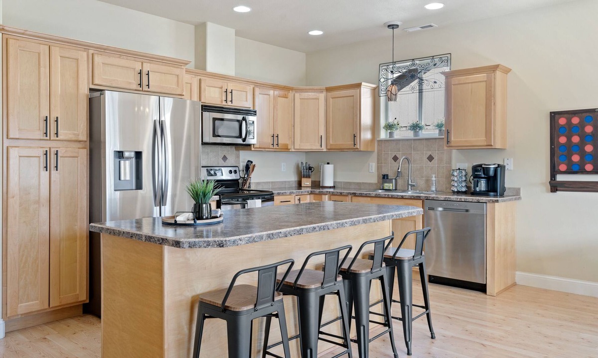 Longview House | This house is a 3 bedroom(s), 2 bathrooms, located in Longview, WA.