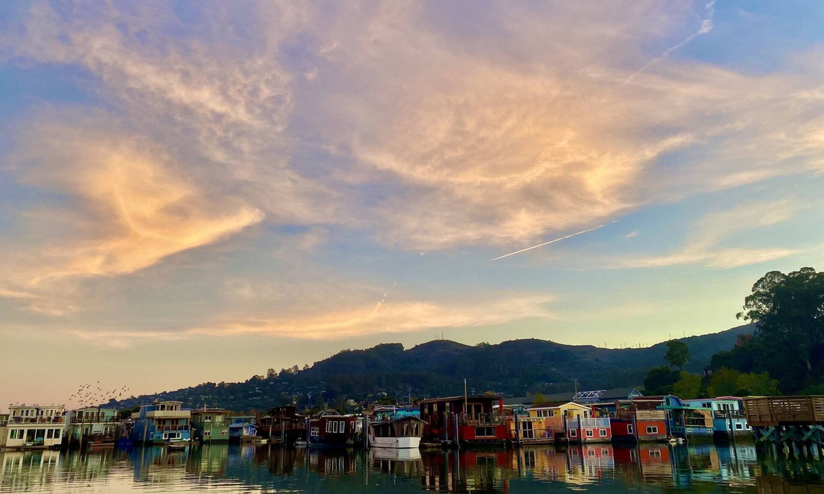 Marin City Boat Rental | "Top Choice Houseboat Rental," says Discover Sausalito. 2bd 2ba floating home.