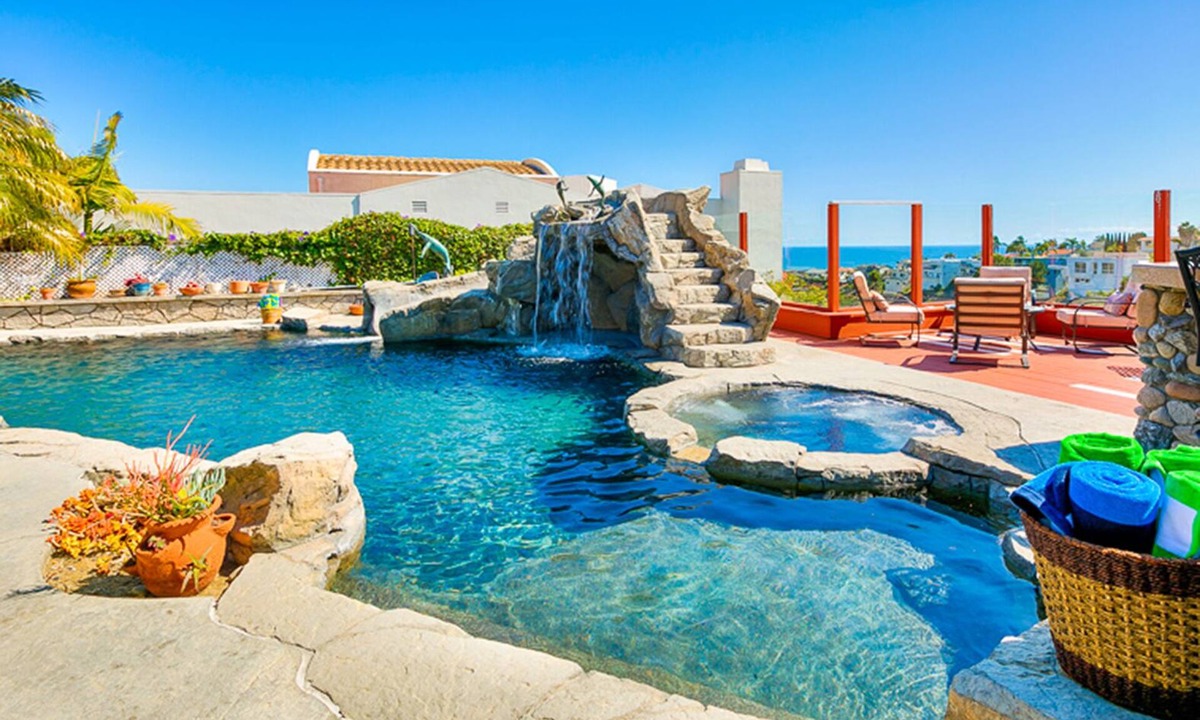 San Clemente House | TRADE DESERT EXTREMES FOR COASTAL COMFORT Coastal lifestyle without desert heat!