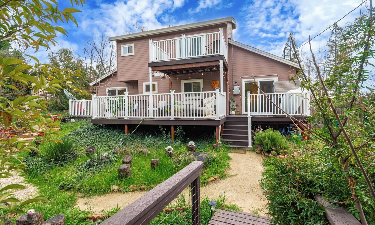 Cameron Park House | Tranquil Creek Haven: 3BR Kids & Pets Friendly, Near HW & Amenities Cameron Park