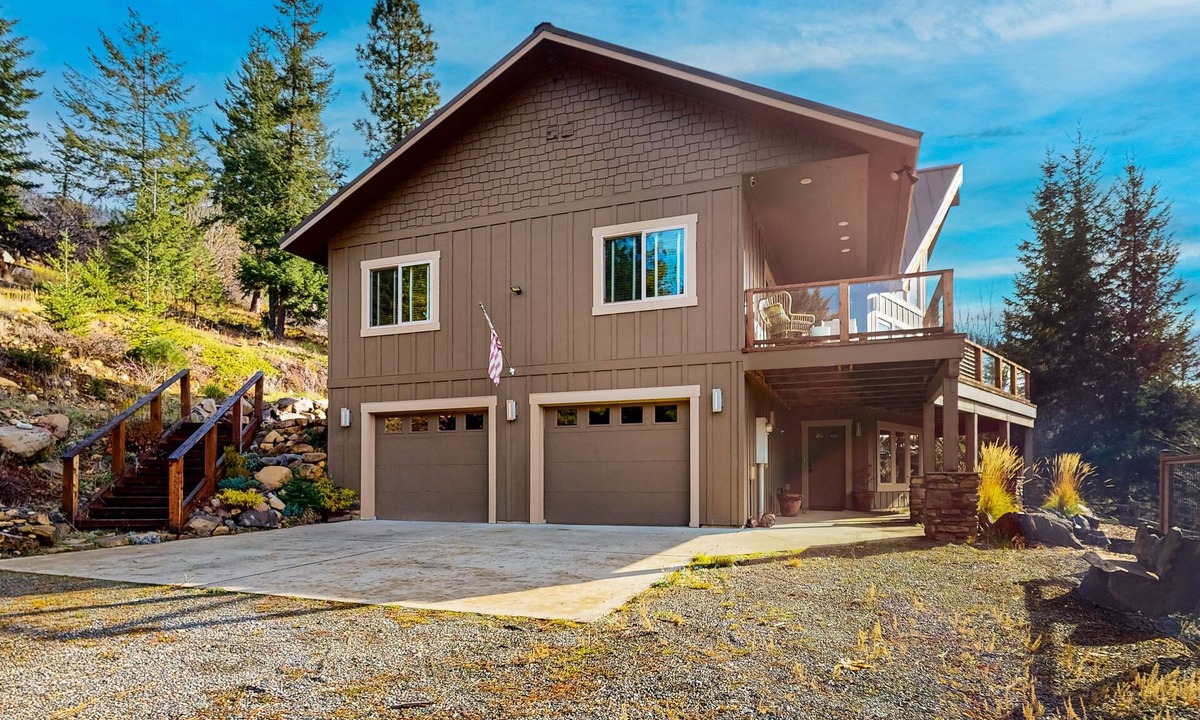 Cle Elum House | Tranquil & dog-friendly mountain retreat with hot tub, fireplace, & great views