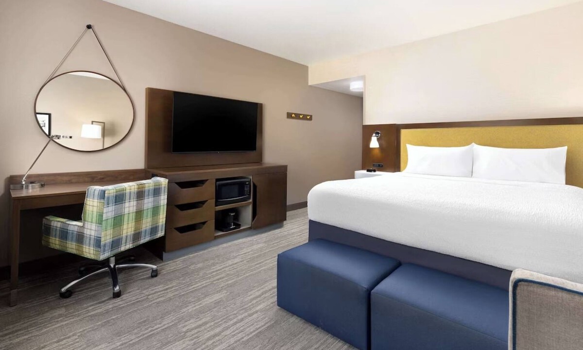 Oakhurst Hotel | Tranquil Poolside Retreat with Hot Tub Near Yosemite and Breakfast Included